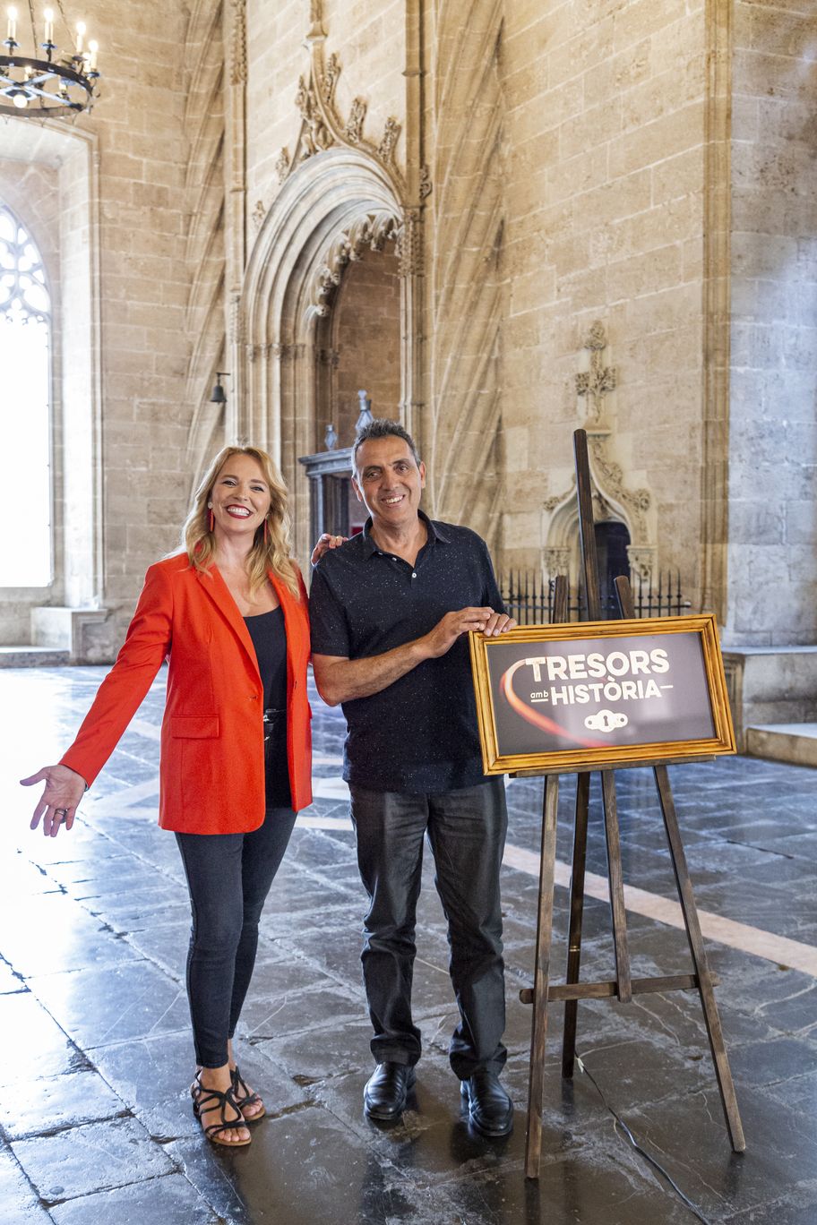 Carolina Ferre y Pep Botifarra junto al cartel del programa 'Tresors amb història'