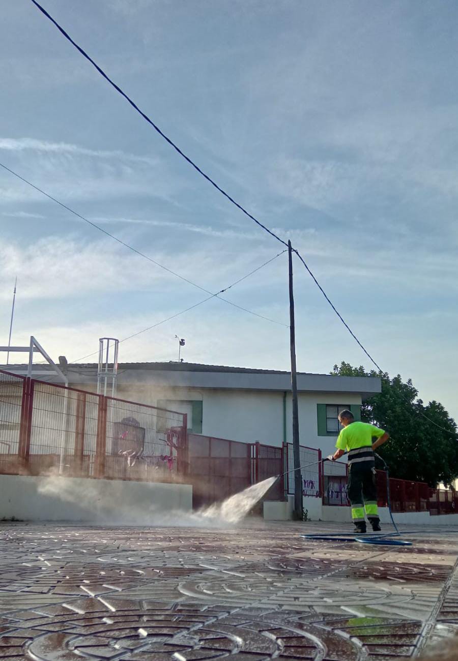Dispositivo especial de limpieza con motivo de la tornada a escola en Paterna