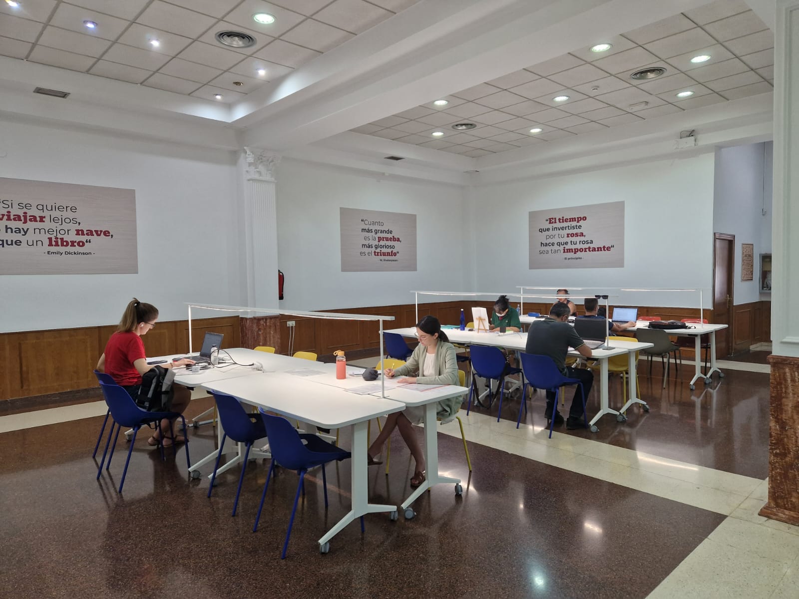 Interior del Centre d'Estudis Arcoíris de Paterna