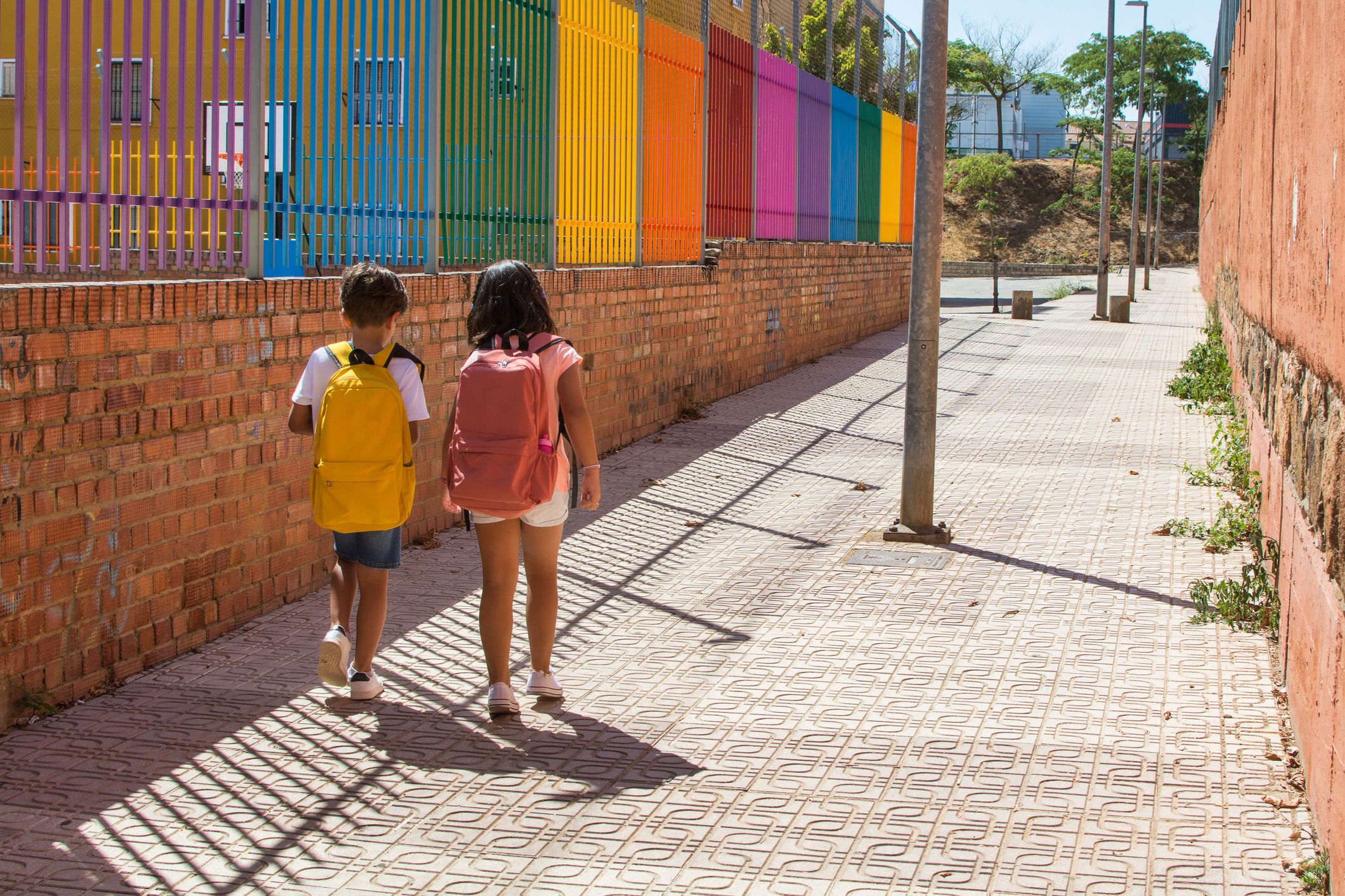 Un niño y una niña inician el curso escolar