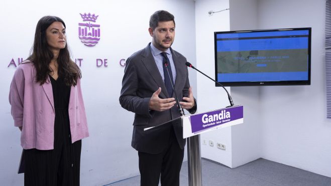 El alcalde de Gandia, José Manuel Prieto y Balbina Sendra, concejala de Cultura