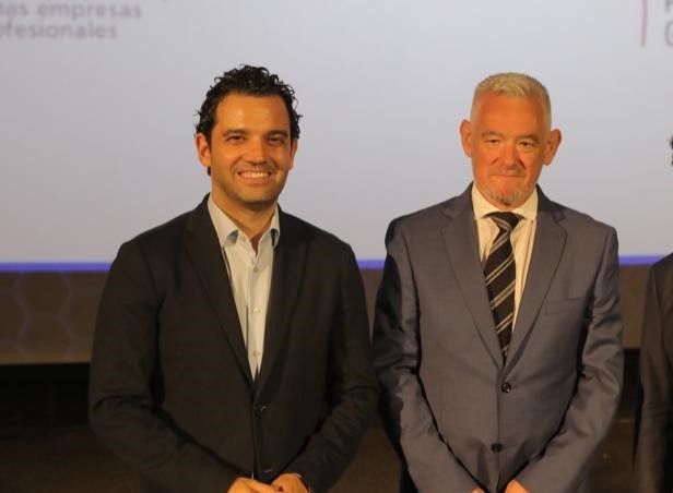 L'alcalde de Paterna, Juan Antonio Sagredo i el president de Apymep, Vicente Peñalver en una trobada empresarial