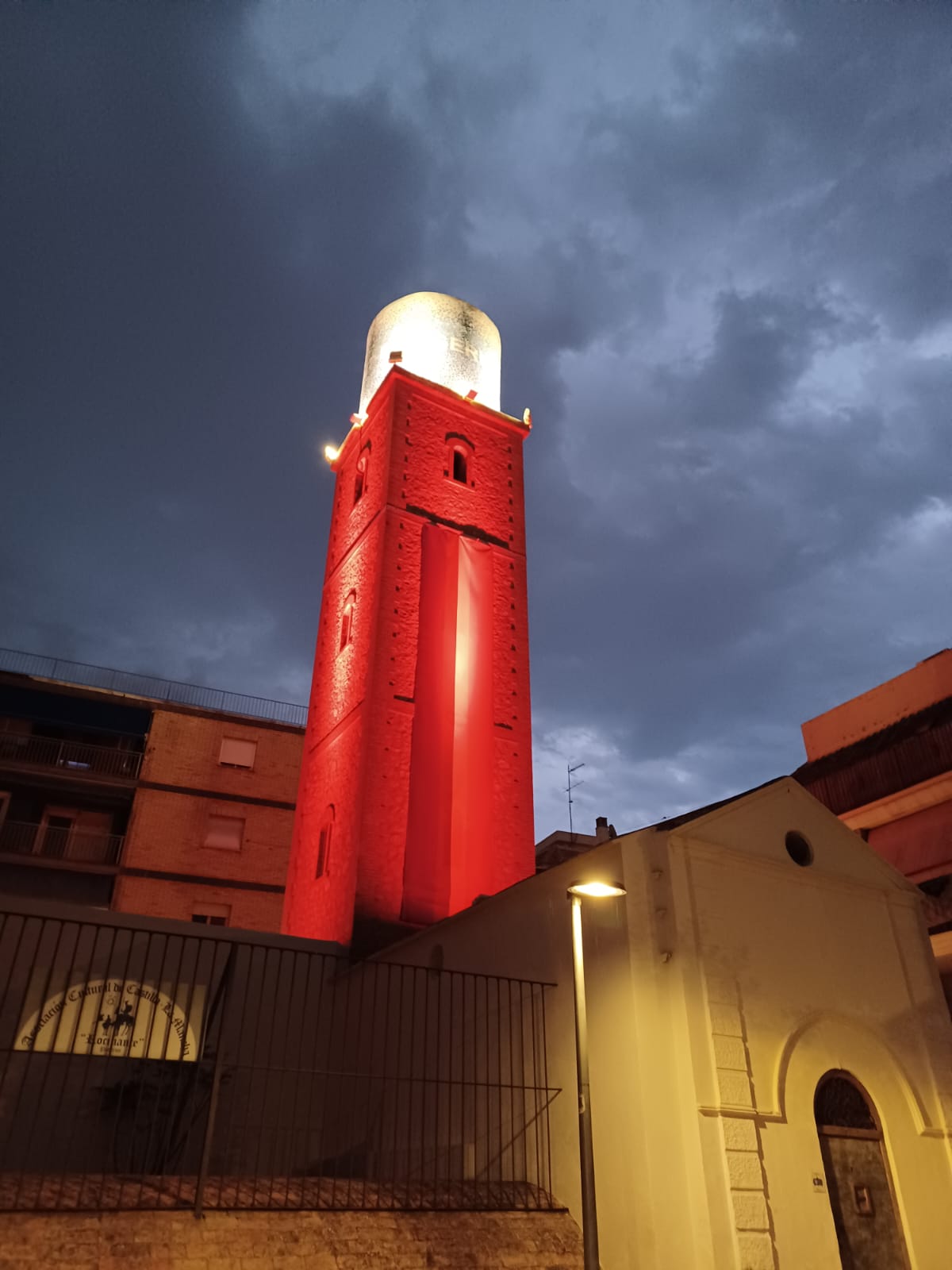 Iluminación de color rojo del Depósito de Agua de Paterna