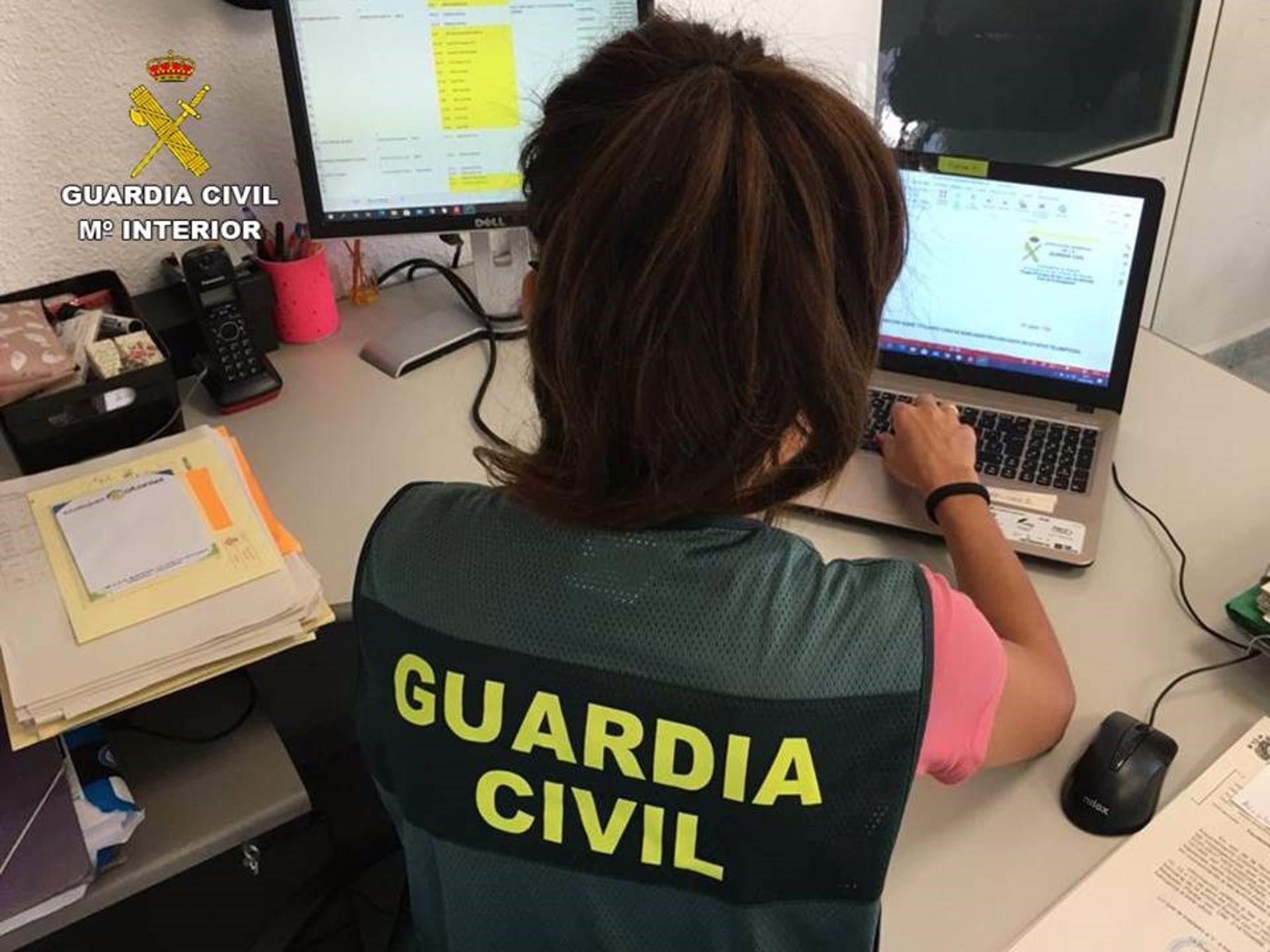 Agente de la Guardia Civil analizando documentación. Foto: Guardia Civil (EUROPA PRESS)