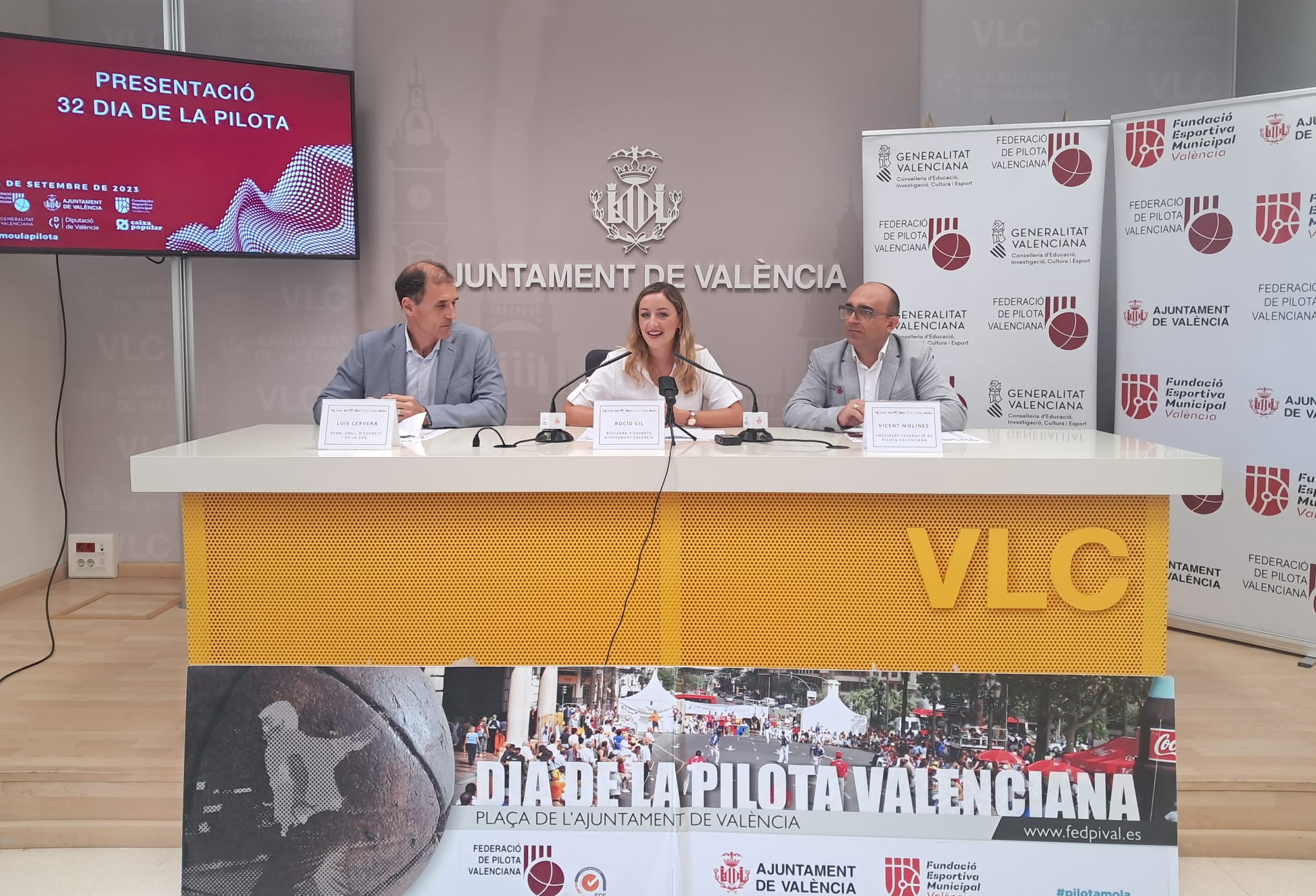 La concejala de Deportes, Rocío Gil, acompañada por el director general de Deportes de la Generalitat, Luis Cervera, y por el presidente de la Federación de Pilota Valenciana, Vicent Molines