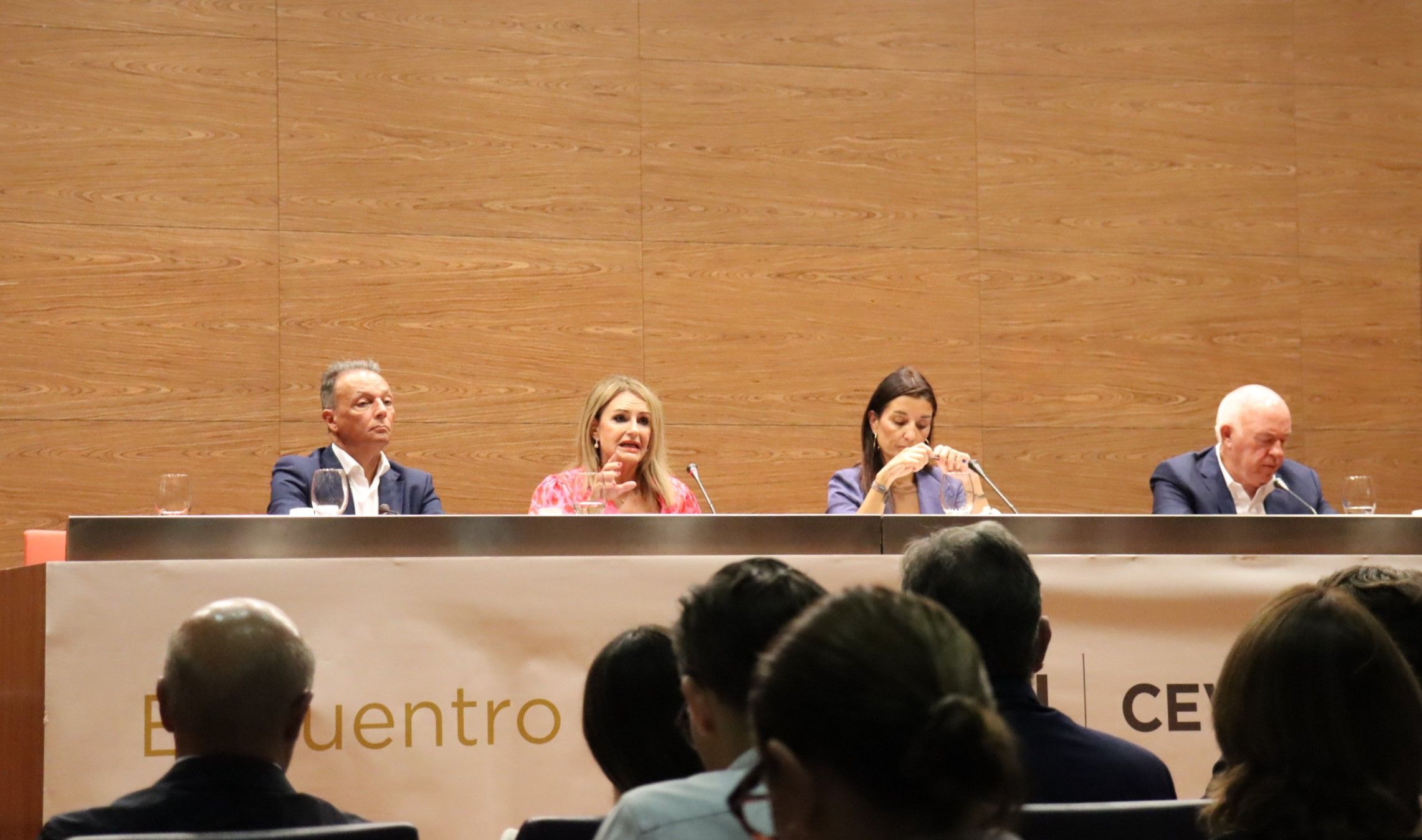 La consellera d'Innovació, Indústria, Comerç i Turisme, Nuria Montes, davant representants de la Confederació Empresarial de la Comunitat Valenciana (CEV)