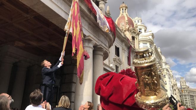 Bajada de la Real Senyera en el Ayuntamiento de València