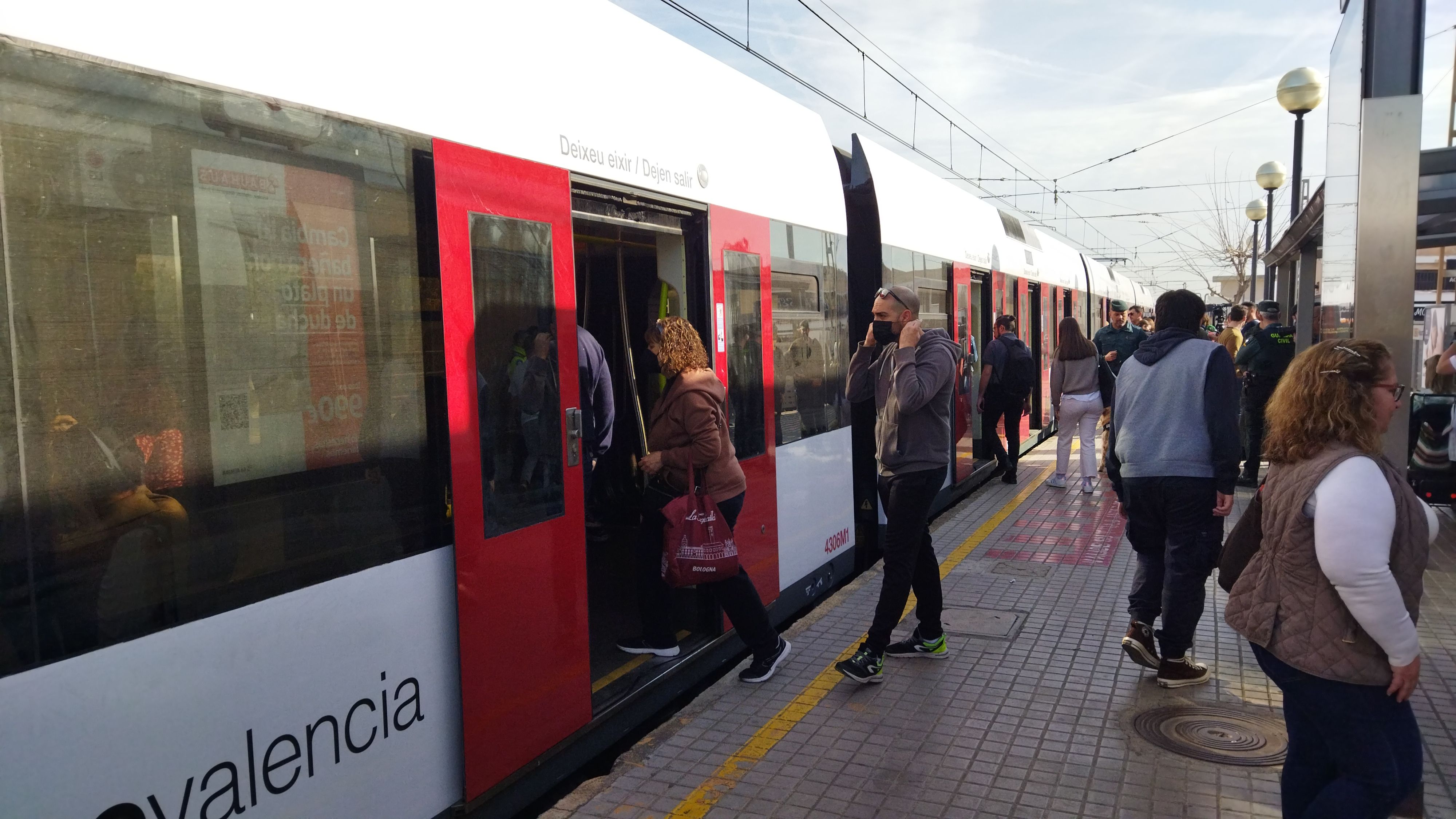 Un viatger pujant a Metrovalencia