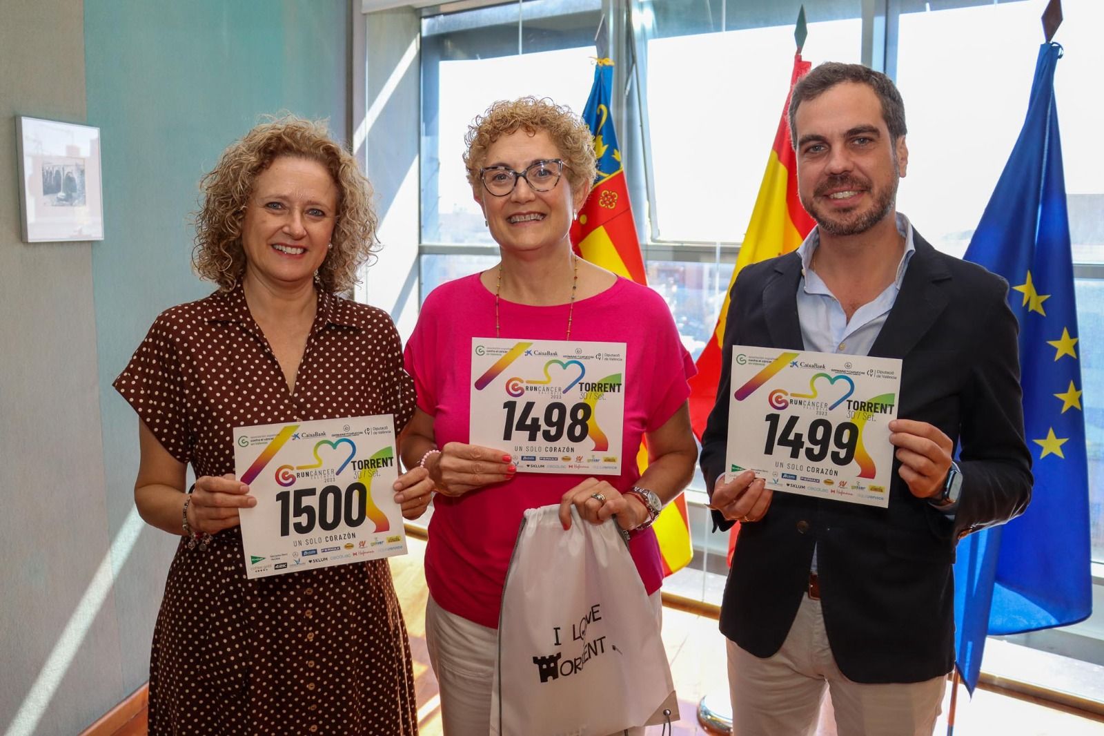 L'alcaldessa de Torrent, Amparo Folgado, el regidor d'Esports, Guillermo Alonso del Real i la presidenta de la AECC Torrent, Amparo Almerich