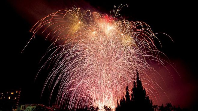 Un castillo de fuegos artificiales en València Un castillo de fuegos artificiales en València