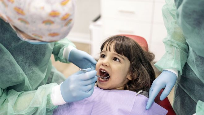 Una niña, en el dentista