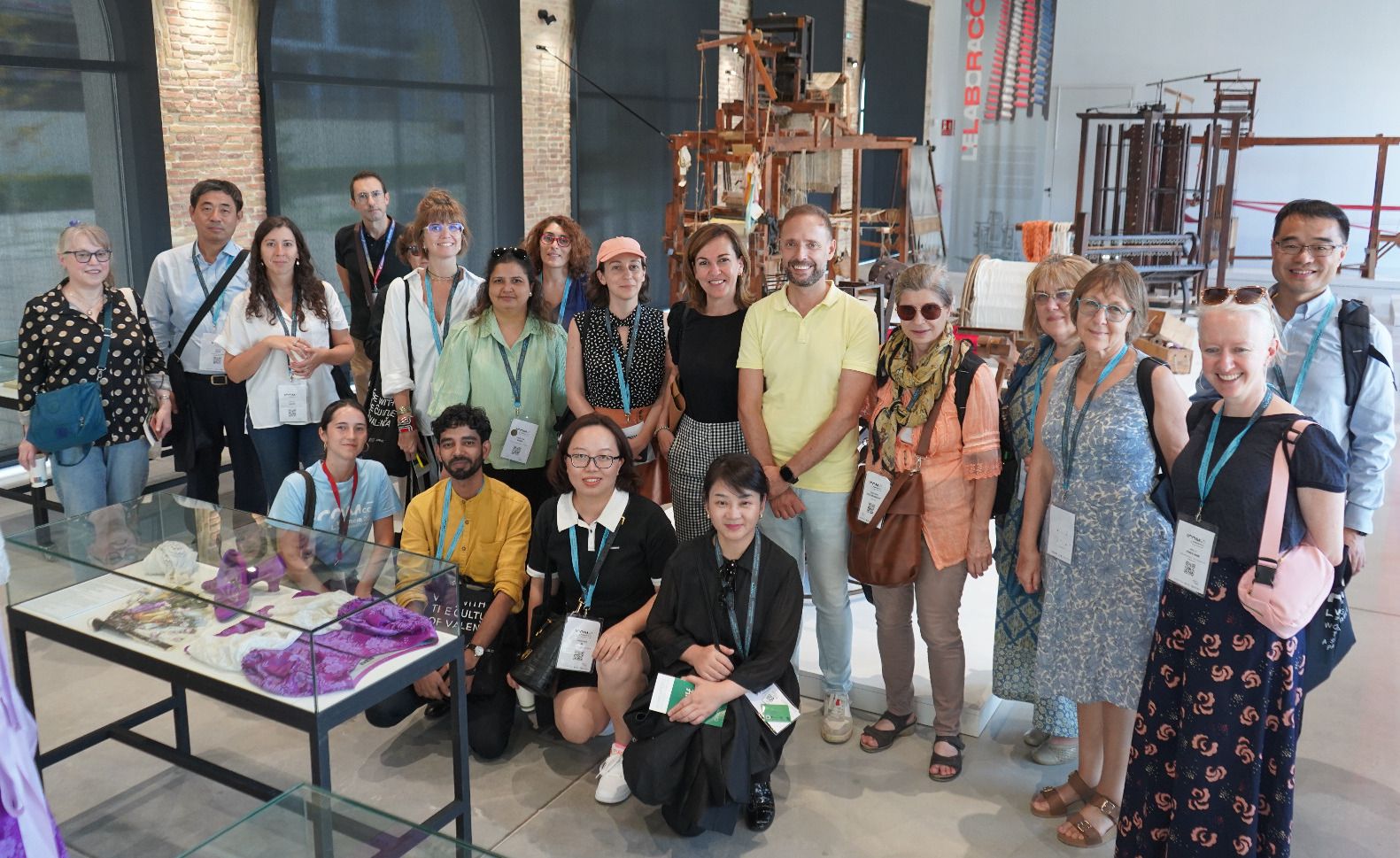 16 expertos internacionales en conservación del patrimonio artístico visita en Ontinyent el Museo del Textil de la Comunidad Valenciana y el MAOVA
