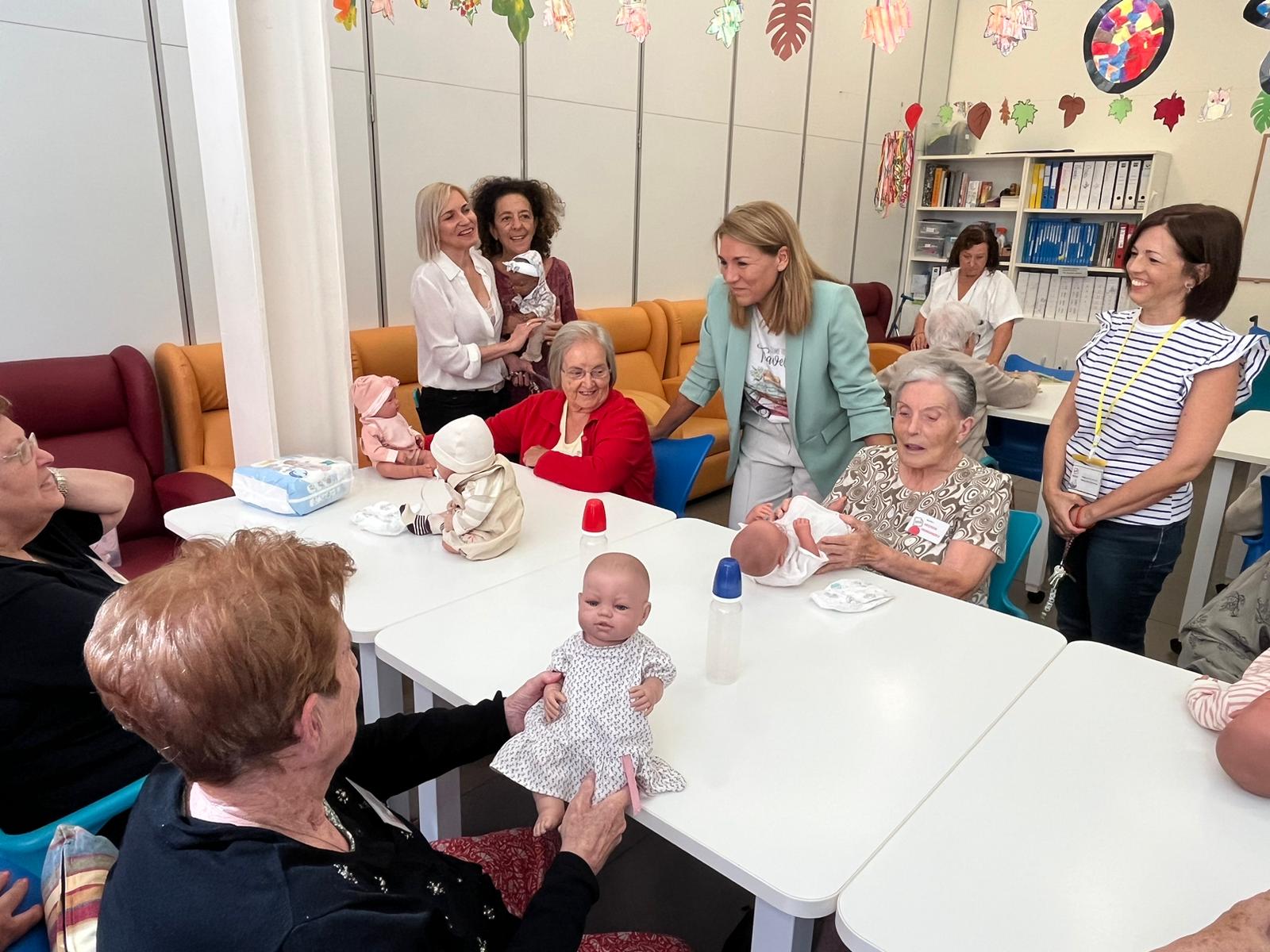 La vicepresidenta Susana Camarero ha visitado el centro de día de la Asociación de Familiares de Alzheimer de Valencia
