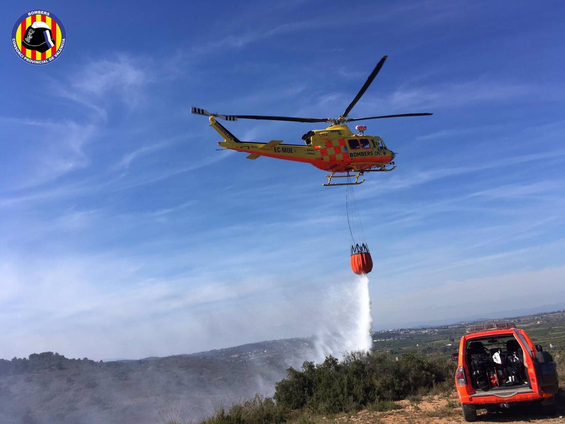 Un helicóptero trabaja en la extinción de un incendio forestal