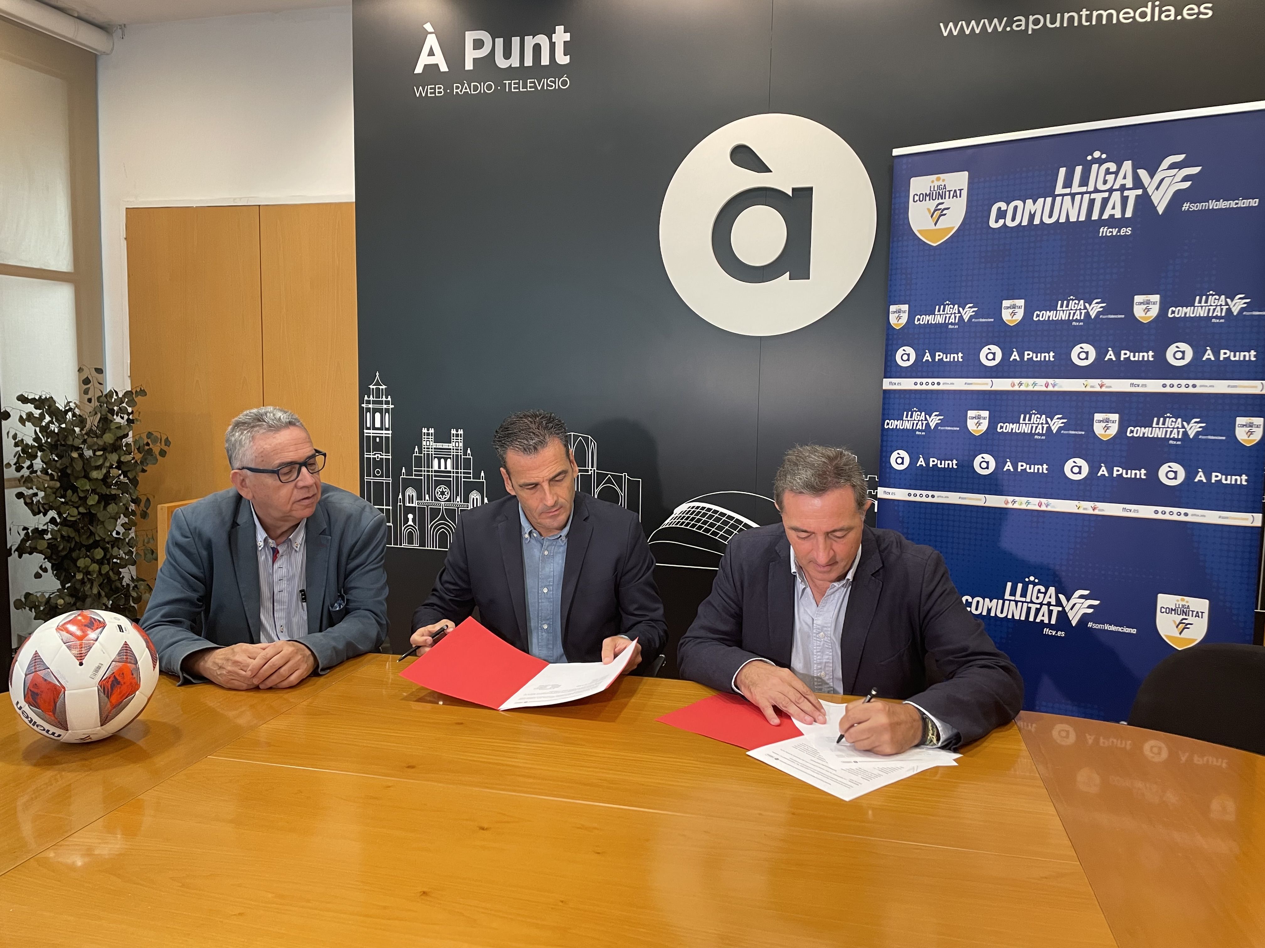 Signatura de l'acord entre À Punt i la Federació Valenciana de Futbol de la Comunitat Valenciana (FFCV)
