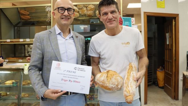 El alcalde de Alaquàs, Toni Saura, junto con Nacho Olmos, gerente del horno ganador El alcalde de Alaquàs, Toni Saura, junto con Nacho Olmos, gerente del horno ganador