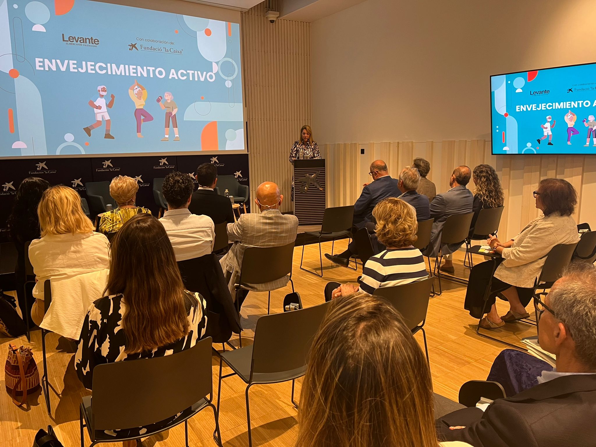 La vicepresidenta segona i consellera de Serveis Socials, Igualtat i Habitatge, Susana Camarero, en la taula de debat sobre Envelliment Actiu organitzada per Levante EMV i la Fundación La Caixa