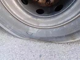  Roda punxada d'un bus escolar. Foto: FAMPA València