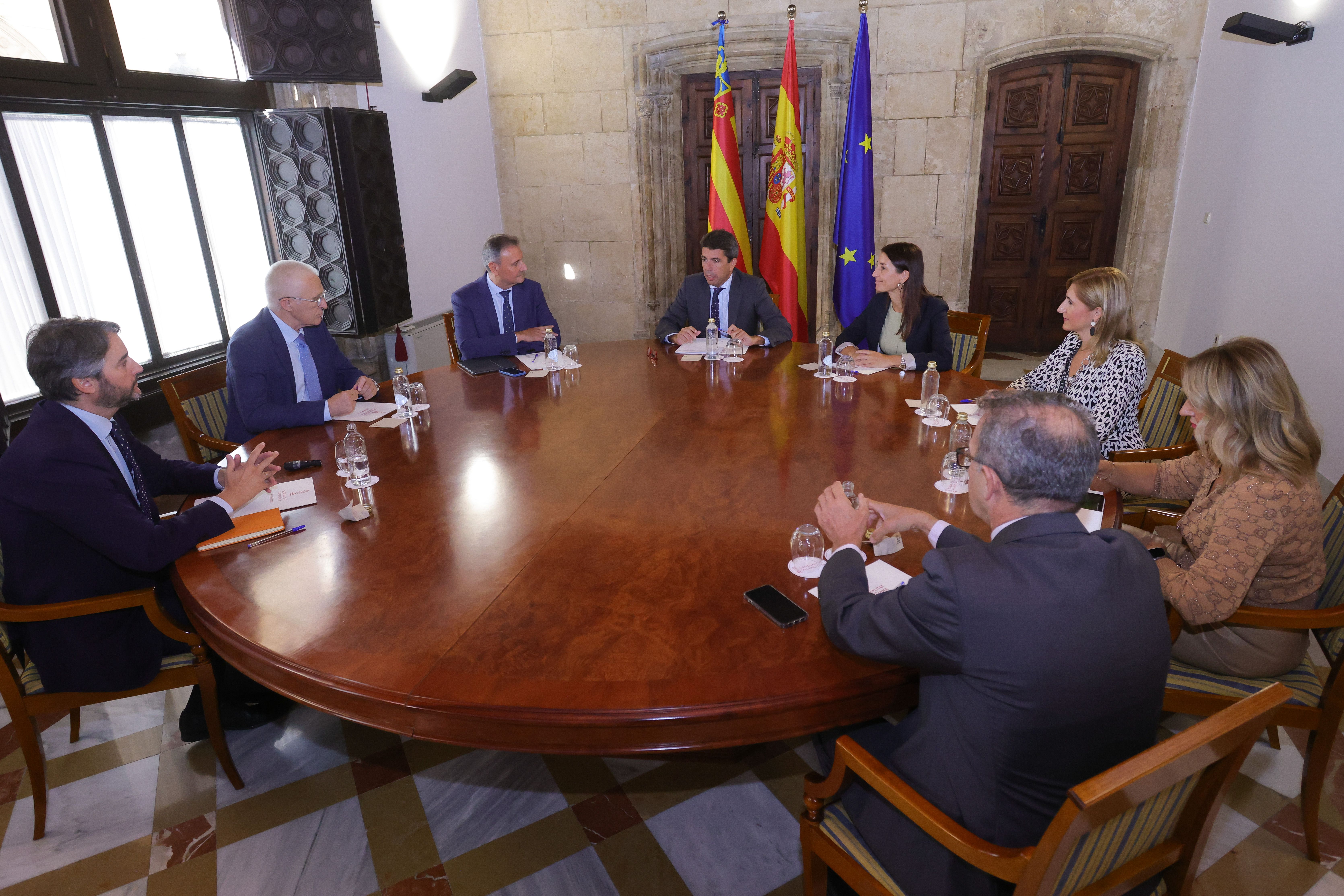El president de la Generalitat, Carlos Mazón, en la reunió amb diversos representants de Ford España