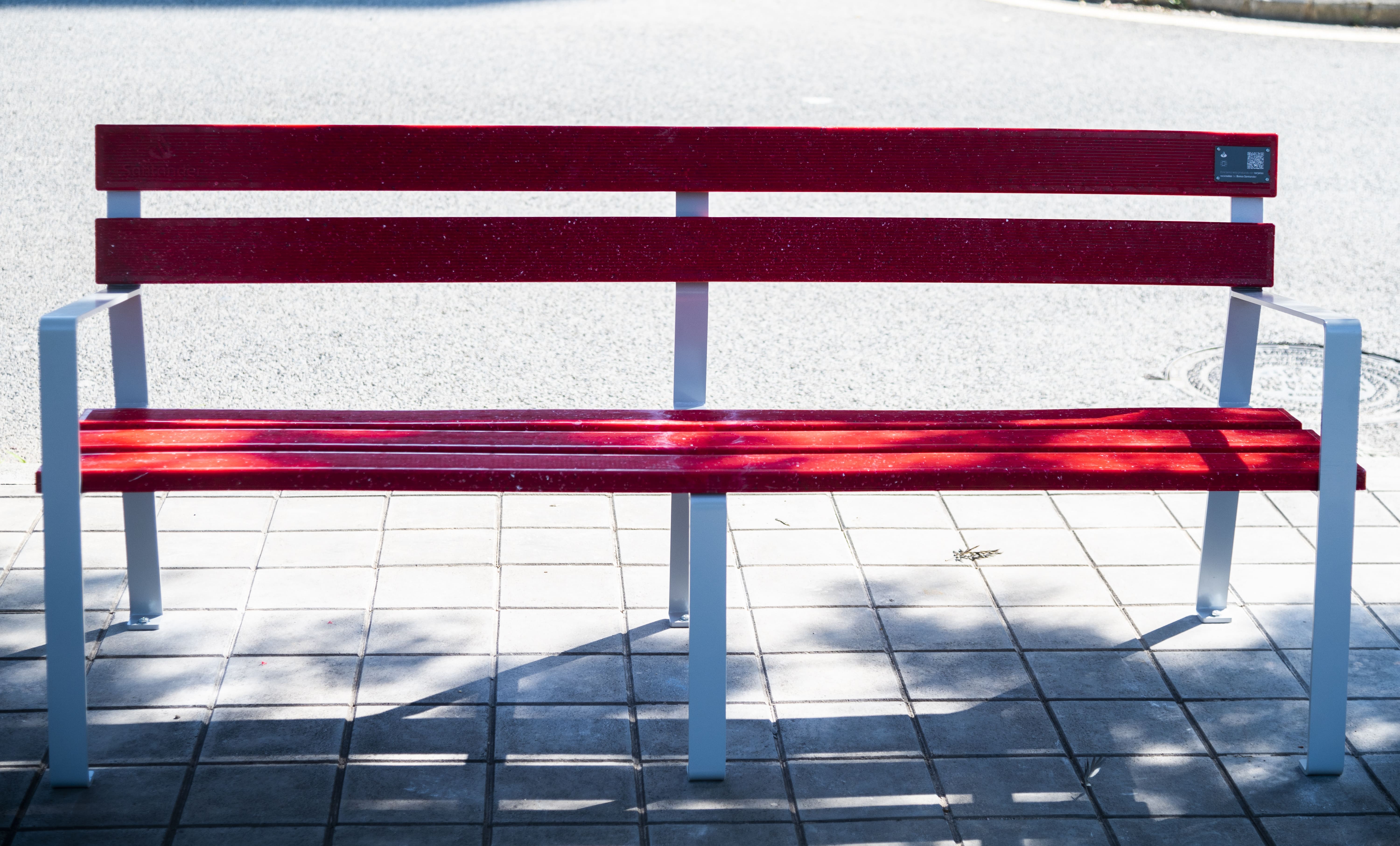 Banco hecho con tarjetas de crédito