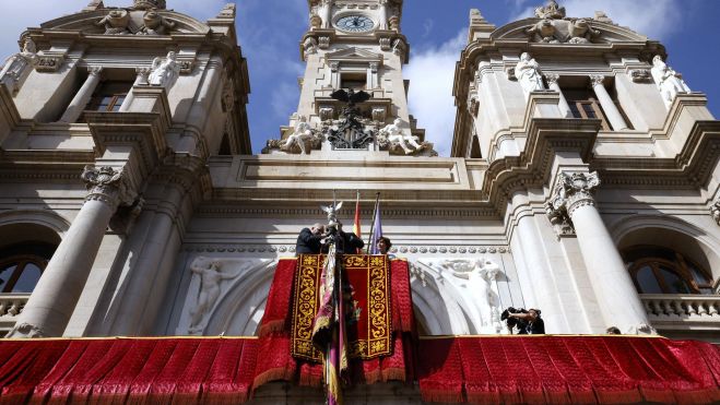Baixada de la Reial Senyera des del balcó de l'Ajuntament de València