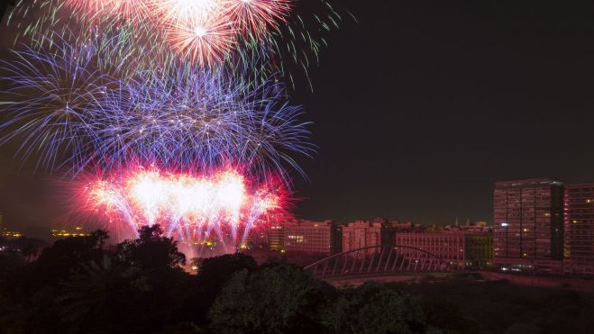 Castillo de fuegos artificiales en el Jardín del Turia de València Castillo de fuegos artificiales en el Jardín del Turia de València