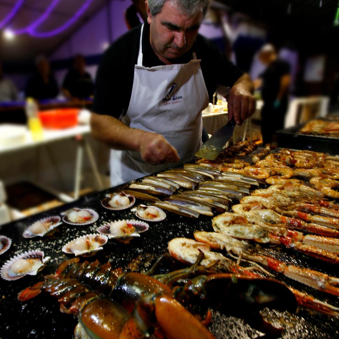 Un cocinero en uno de los puestos de MarisGalicia. Imagen: MarisGalicia