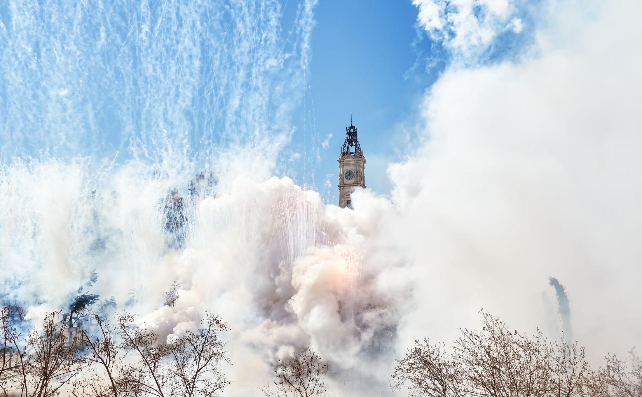 Mascletá en la plaza del Ayuntamiento de València