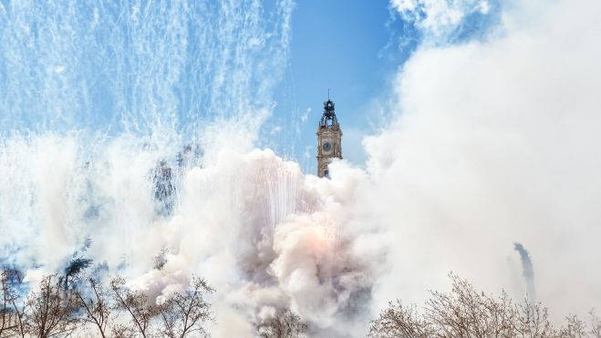 Mascletá en la plaza del Ayuntamiento de València