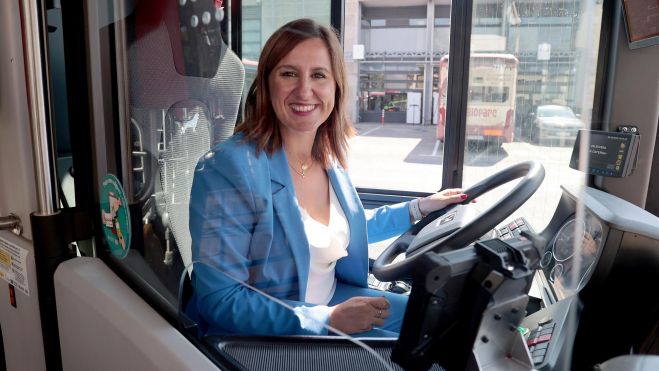 La alcaldessa de València en un autobús de l'EMT durant la visita a les cotxeres de Sant Isidre