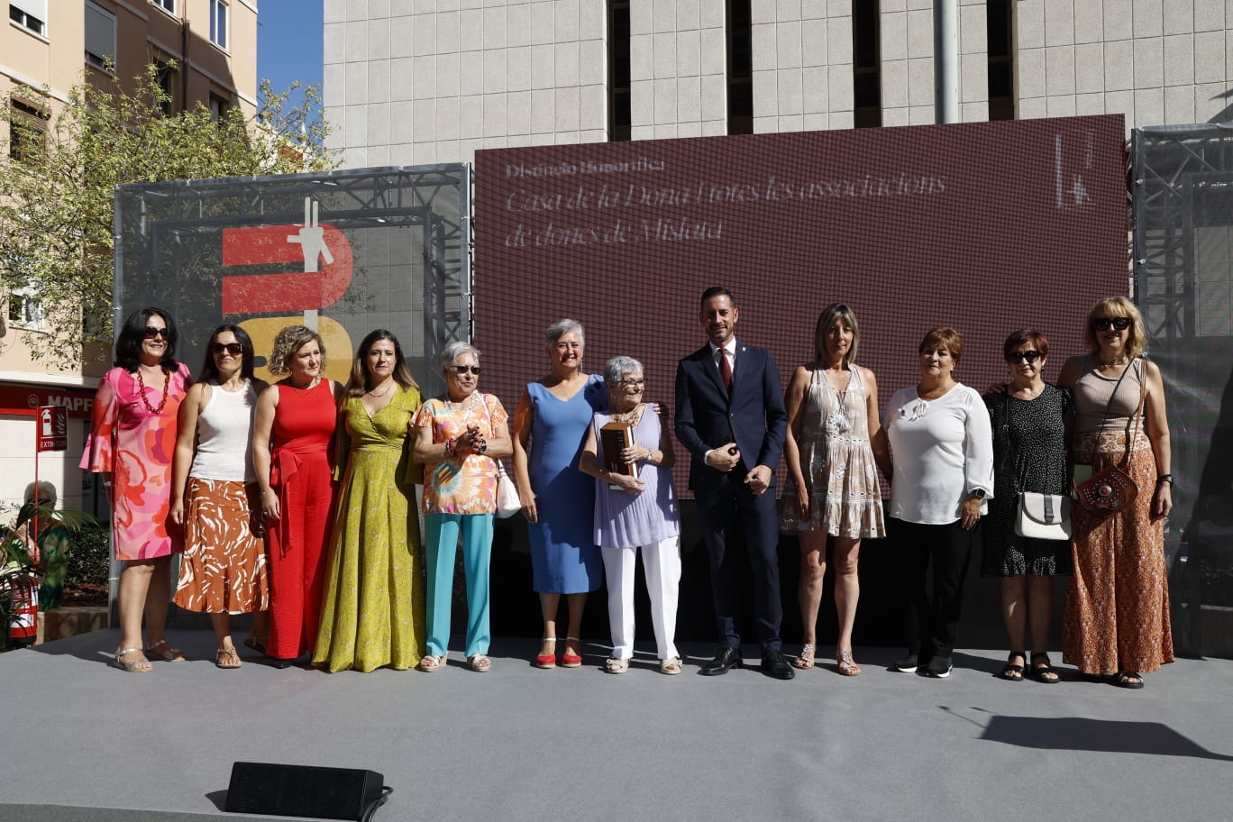 Les associacions de dones, el Club de Natació Peixos i el grup IMAGA reben la distinció Nou d’Octubre a Mislata