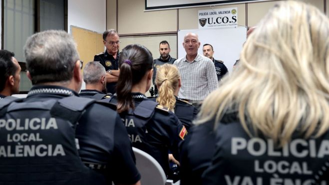 El edil de Seguridad, Jesús Carbonell, se reúne con los agentes de la Policía Local de València 