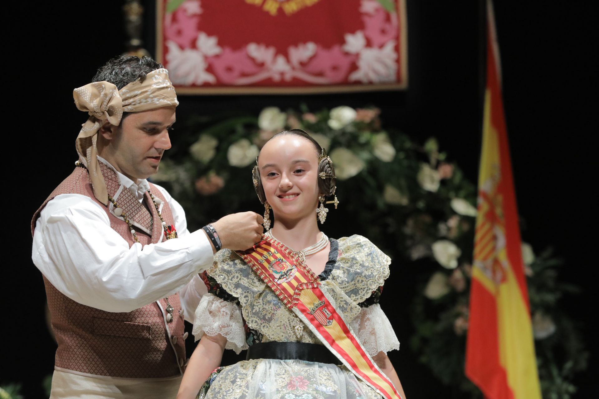  Sagredo en la imposició de la insígnia d'or a Vera Niñerola, Fallera Major Infantil de Paterna 2024 durant el seu acte d'Exaltació este dissabte