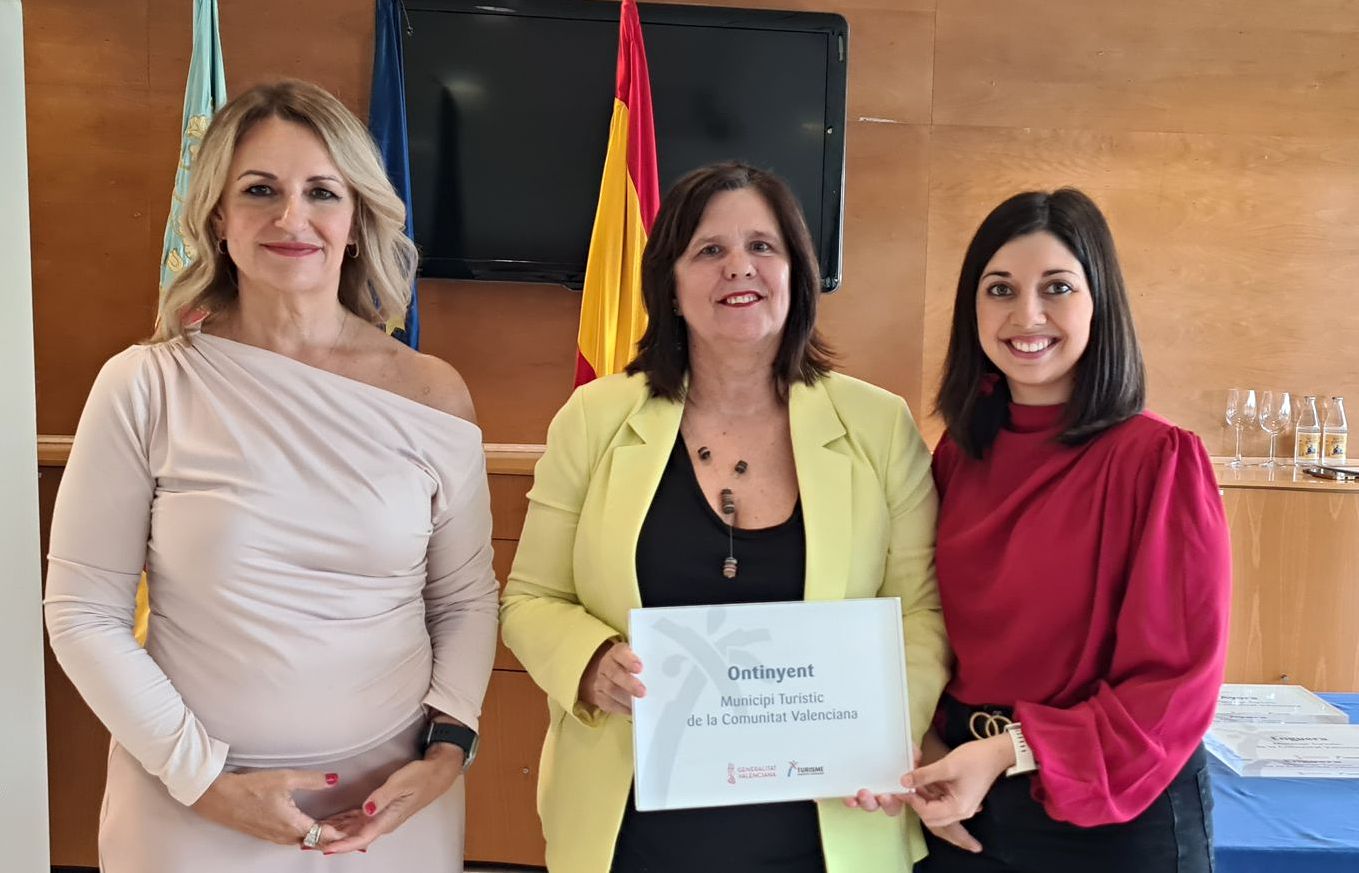 Nuria Montes, Àngels Muñoz i Sayo Gandía en l'acte al Centre de Turisme CdT