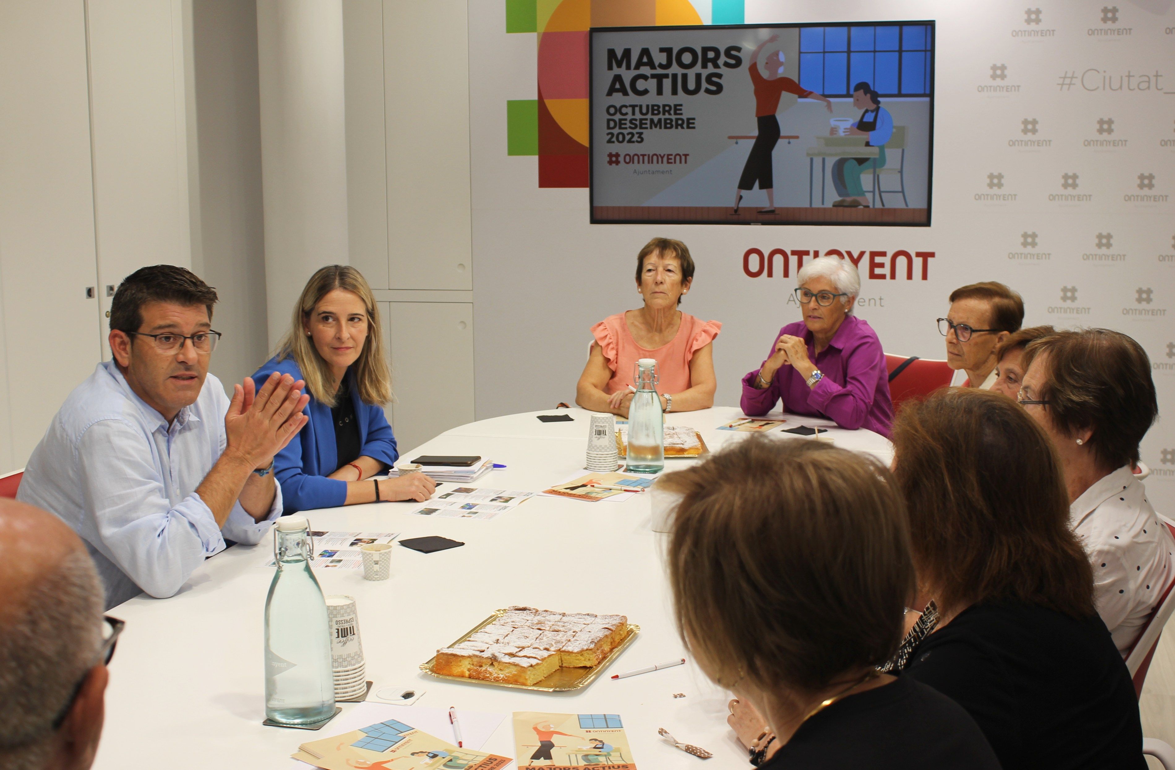 Reunión de usuarios del programa Mayores Activos con Jorge Rodríguez e Inma López