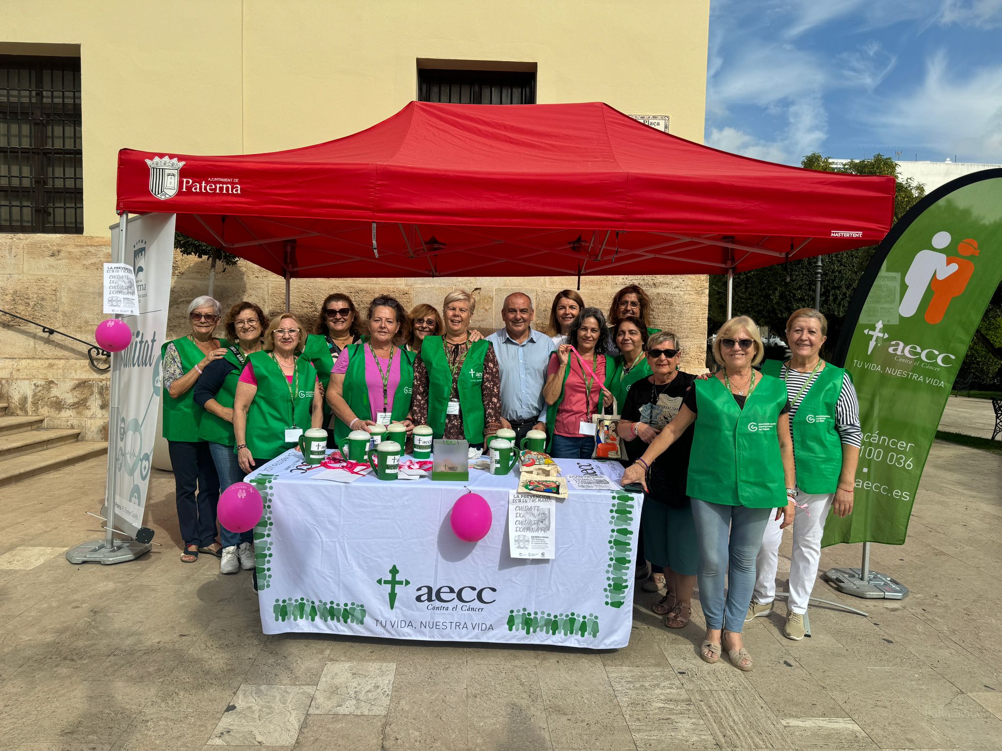La Presidenta de la Junta Local contra el Cáncer de Paterna y el concejal de Salud, Julio Fernández en una mesa ubicada en el Ayuntamiento
