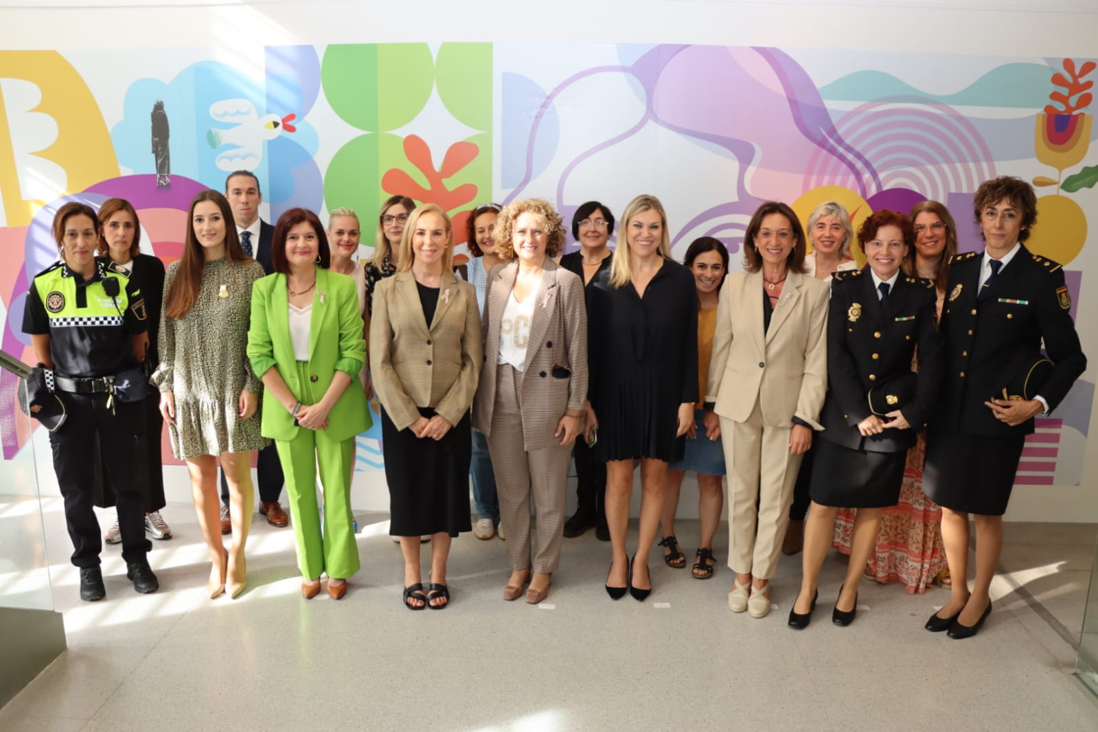 Parte de los asistentes al acto de presentación de la nueva imagen y programación de la Casa de la Dona de Torrent