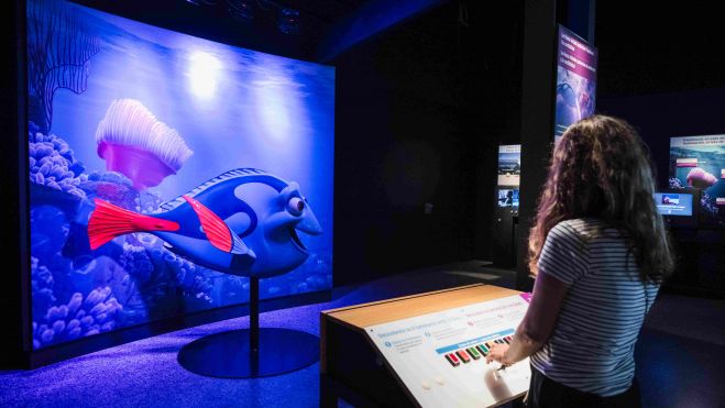 Una xiqueta interactua amb Dory dins de l'exposició 'La Ciència de Pixar' en el Museu de les Ciències de València