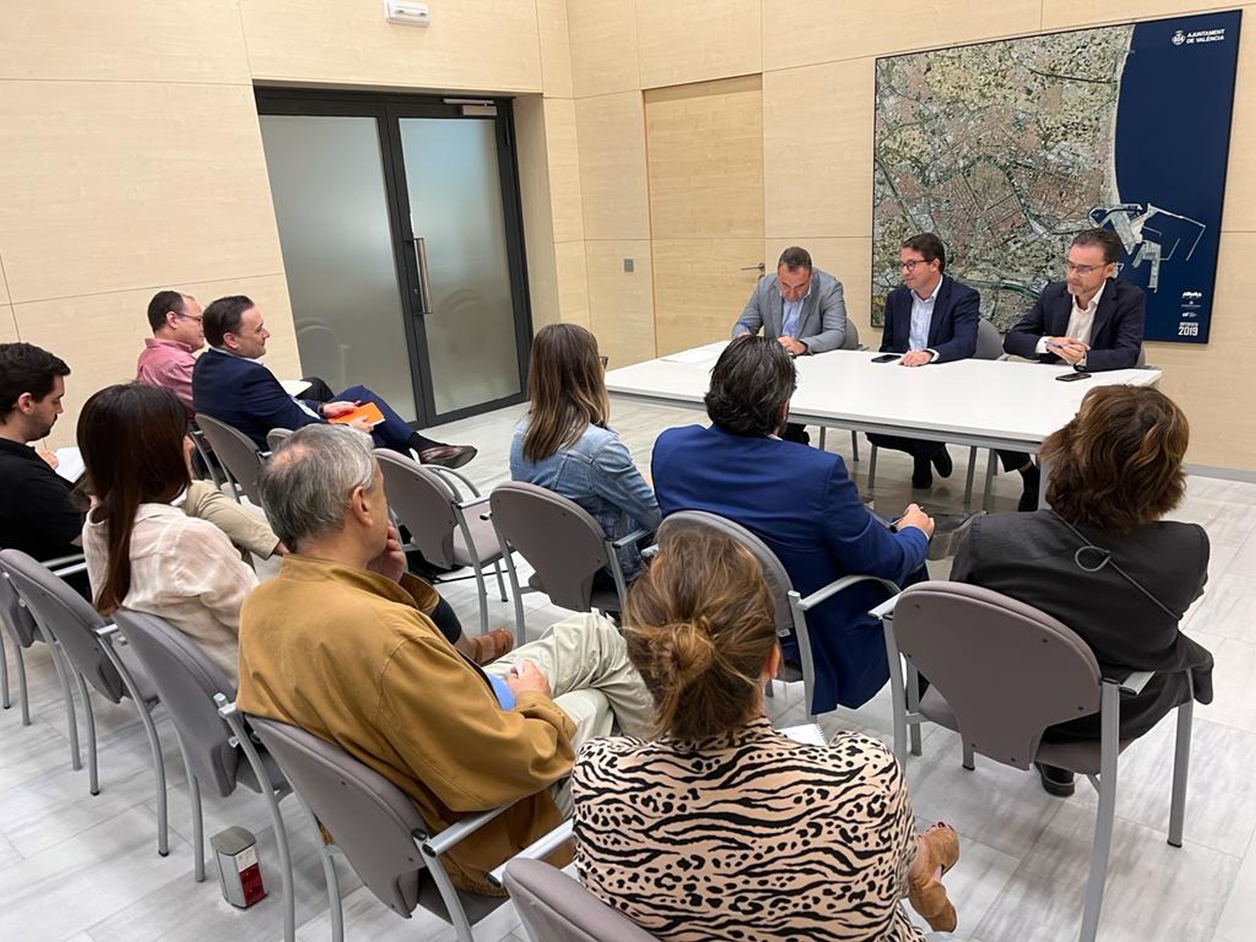 El concejal de Urbanismo de València se reúne con las entidades colaboradoras para impulsar las licencias de obras y actividades
