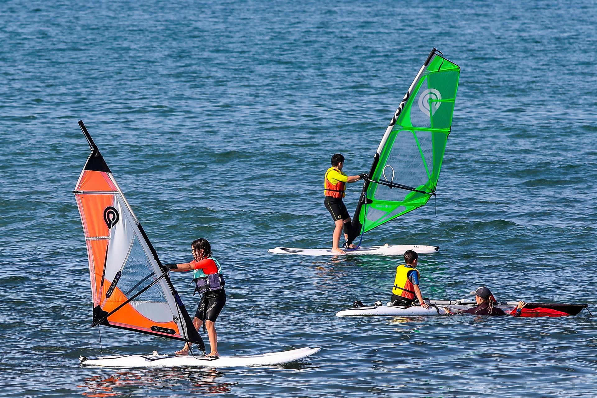 Varias personas practican windsurf en la playa de la Malvarrosa - Ivan Terron / Europa Press