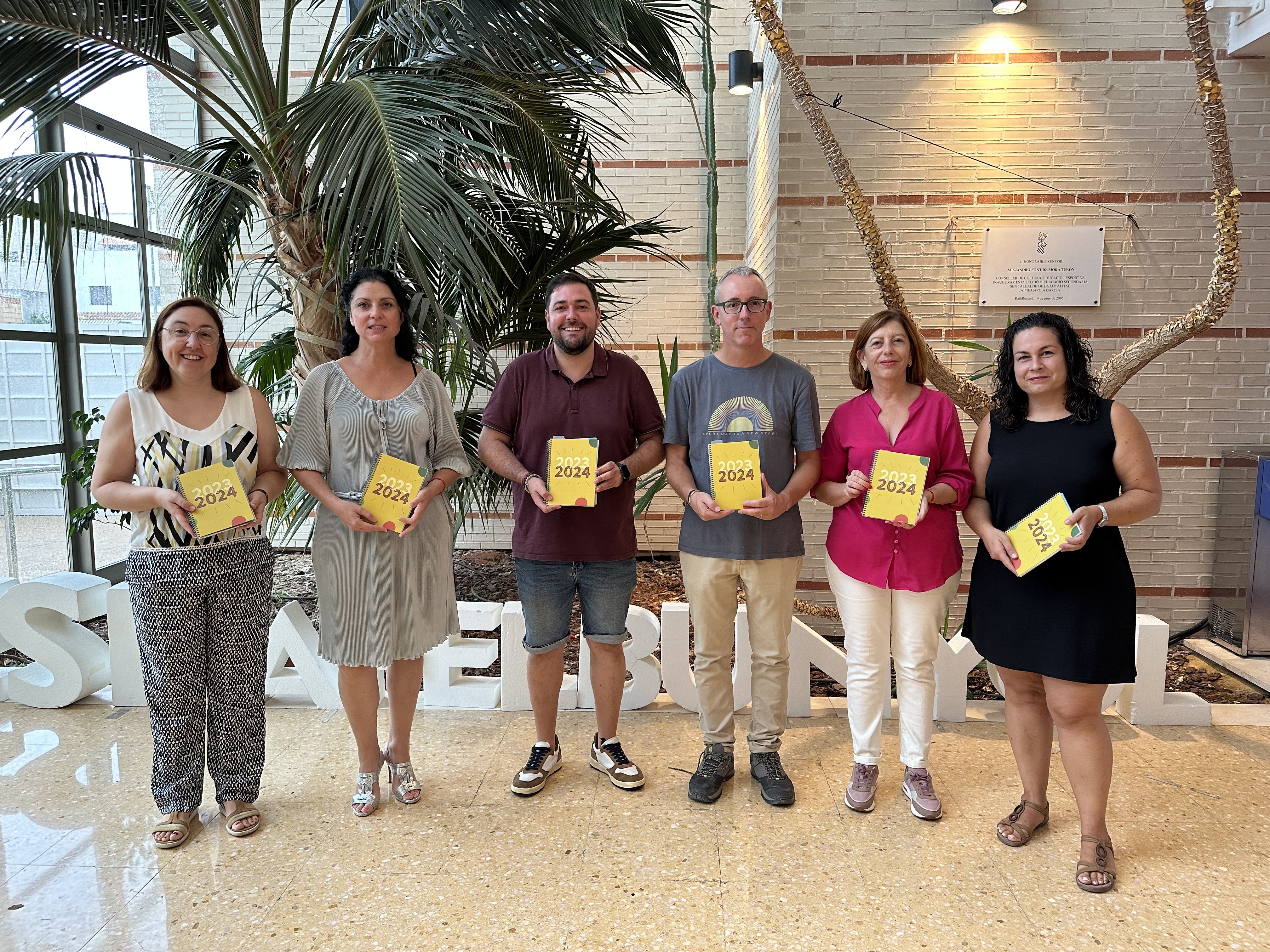 Rafelbunyol entrega 1.100 agendas escolares contra la violencia de género