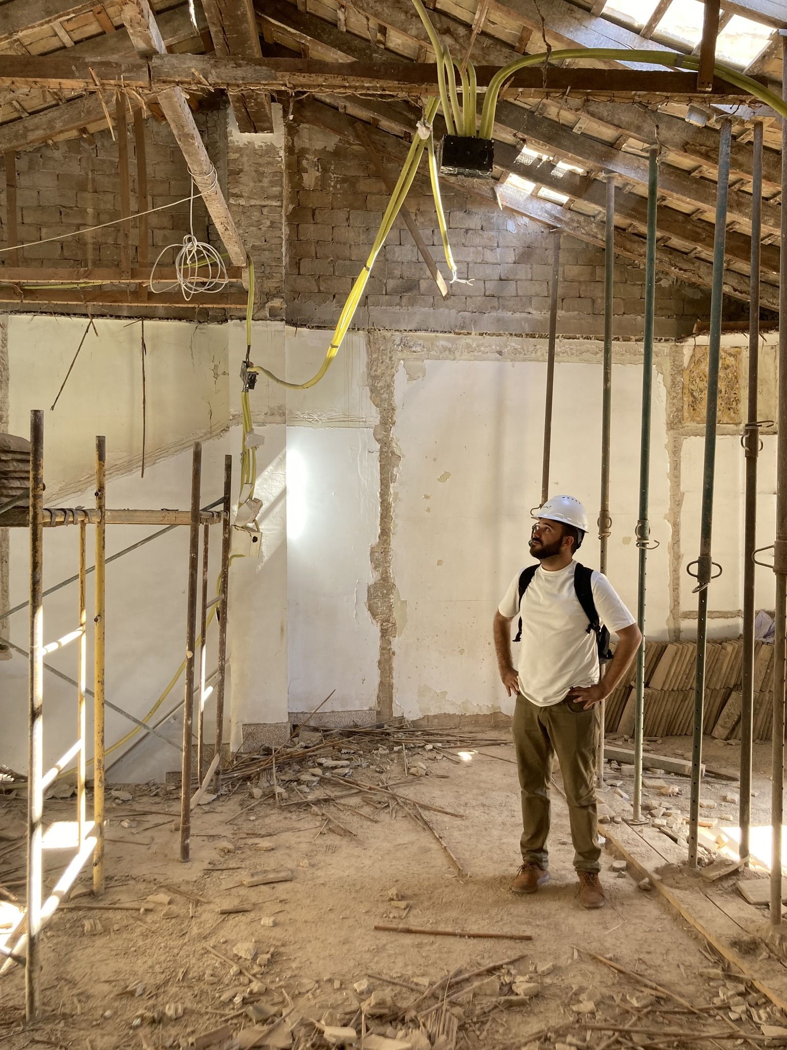 Un treballador en una obra a Catarroja