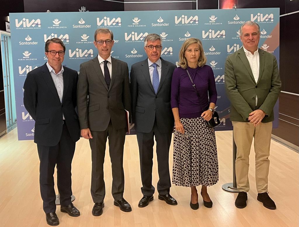 El concejal de Urbanismo, Juan Giner, durante su asistencia al debate sectorial inmobiliario del Salón de la Vivienda de València (VIVE)