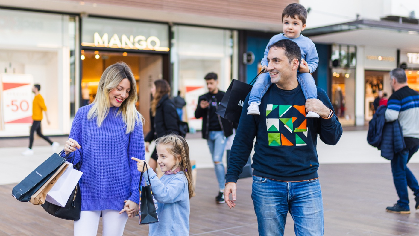 Una familia de compras en el centro comercial Bonaire (València)