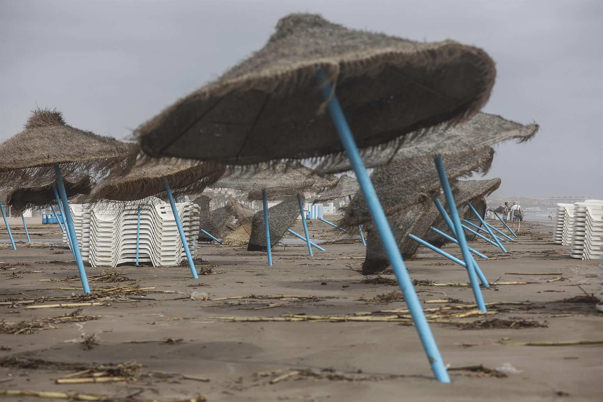 Sombrillas en la playa de la Malvarrosa afectadas por las fuertes rachas de viento. Imagen: Rober Solsona