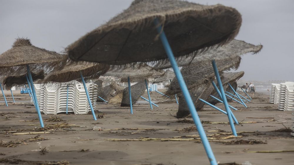 Sombrillas en la playa de la Malvarrosa afectadas por las fuertes rachas de viento. Imagen: Rober Solsona Sombrillas en la playa de la Malvarrosa afectadas por las fuertes rachas de viento. Imagen: Rober Solsona