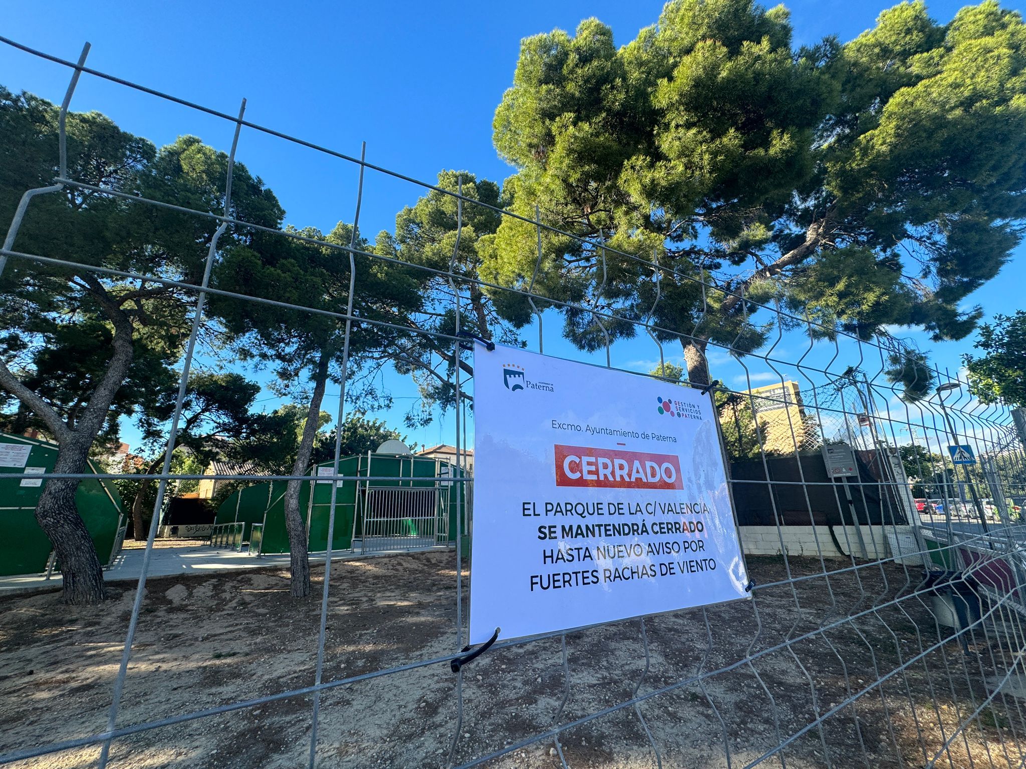 Imagen del cierre del Parque de la calle Valencia en Paterna 