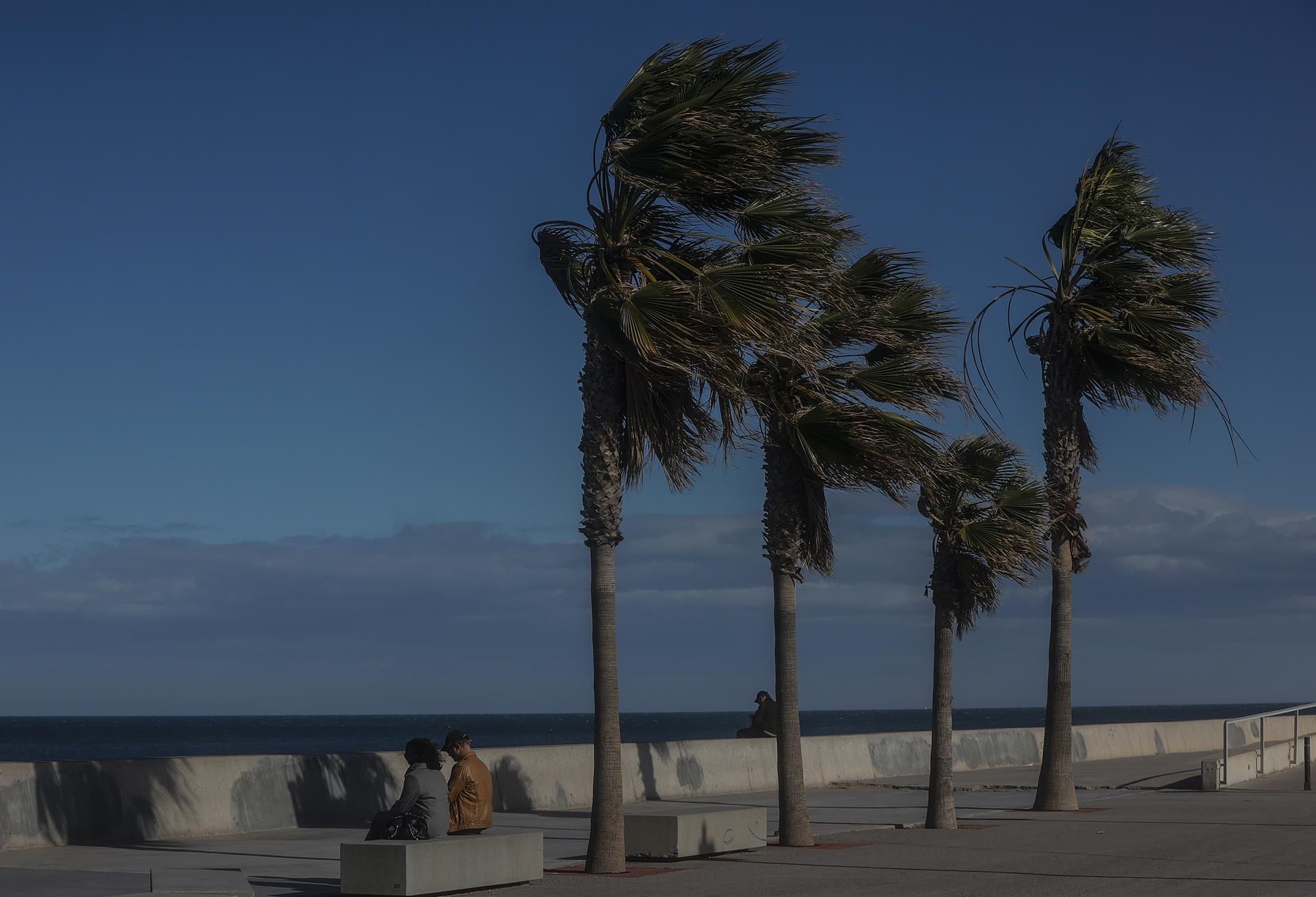 Fuertes rachas de viento en la playa de la Malvarrosa de València. Imagen: Rober Solsona - Europa Press