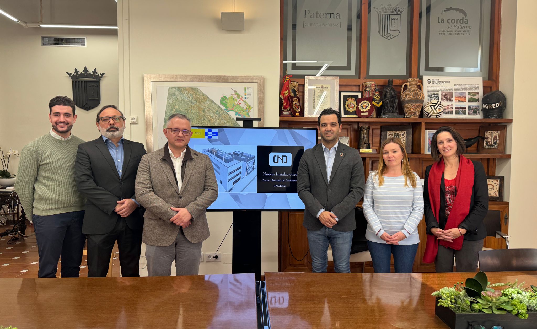 Sagredo acompañado de la Teniente Alcalde de Presidencia durante la presentación del nuevo complejo que se instalará en Paterna