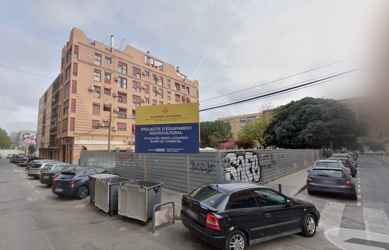 Parcela ubicada en la plaza Bisbe Laguarda de Torrefiel donde se levantará el nuevo centro sociocultural 